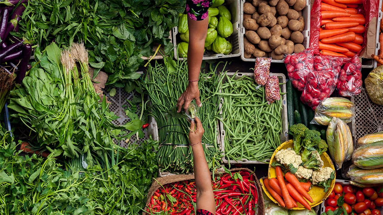 Verduras a la venta en un mercado al aire libre