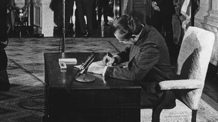 President Richard Nixon signing the National Cancer Act of 1971.