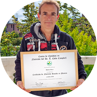 Estudiante posando con su Certificado de Nutrición Basada en Plantas