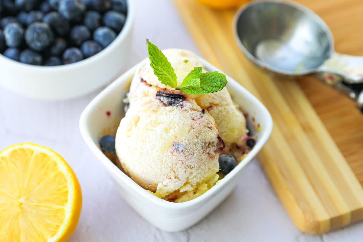 Helado de limón con piña y arándanos frescos