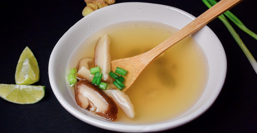 Sopa de shiitake, cebolla y miso