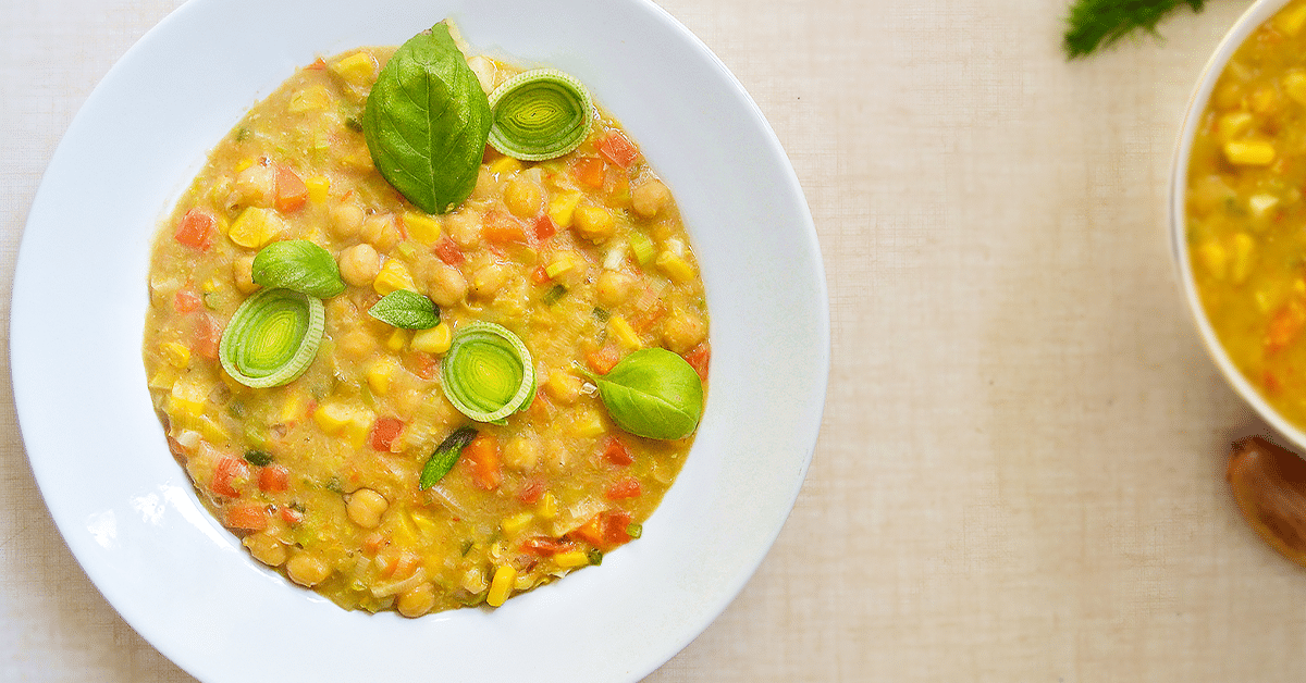 Sopa de pimiento dulce, coco y maíz