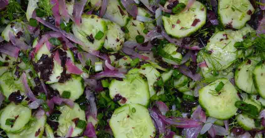 Ensalada de pepino, alga dulse y pepinillos encurtidos con eneldo