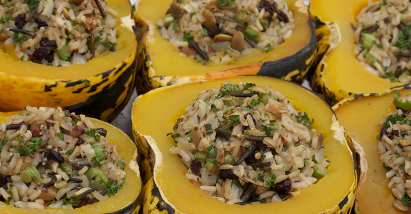 Calabaza de carnaval rellena de arroz salvaje