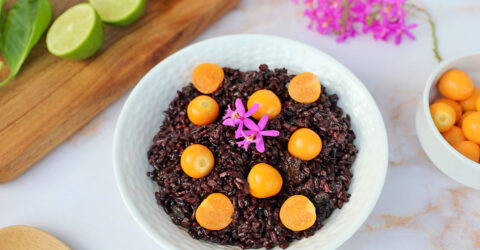 Ensalada de arroz negro con uvas pasas rojas y uchuvas