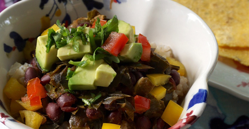 Frijoles negros y vegetales verdes sobre arroz