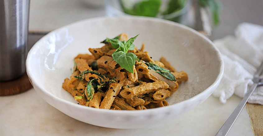 Pasta penne rosa basada en plantas - Centro de Estudios en Nutrición