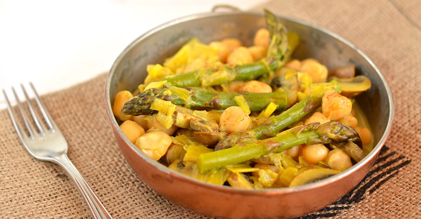 Garbanzos al curry con espárragos y champiñones