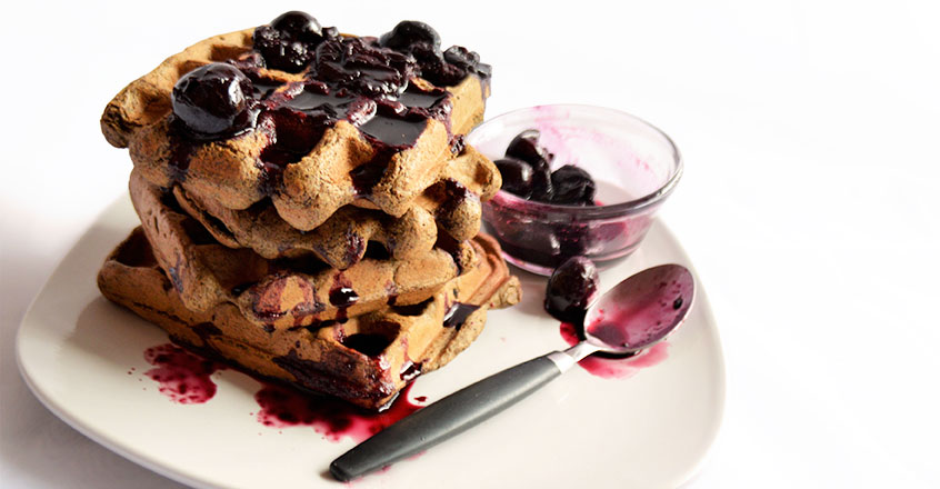 Waffles de trigo sarraceno con sirope de cereza oscura