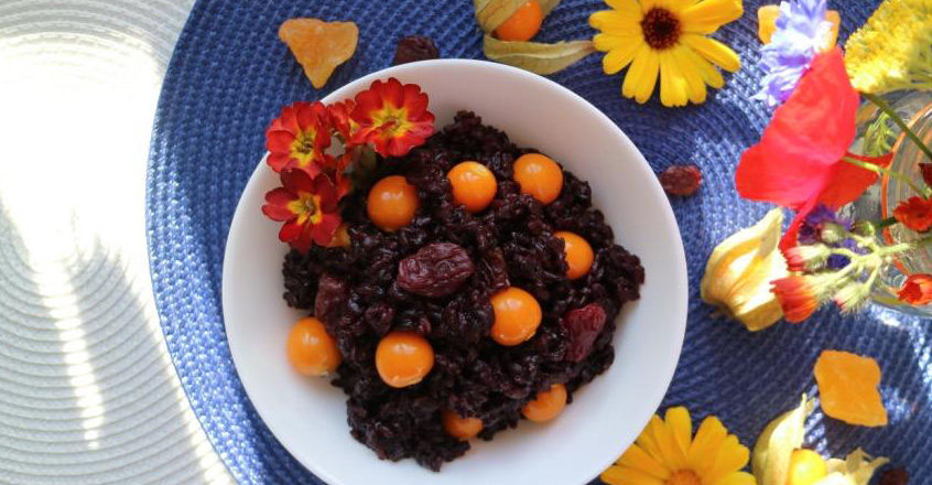 Ensalada de arroz negro con uvas pasas rojas y grosellas