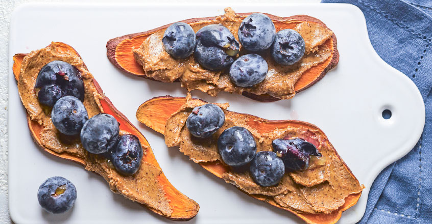 Tostada de mantequilla de almendras con batatas y arándanos