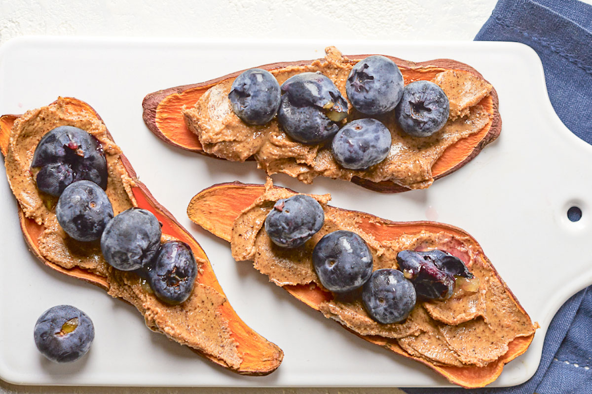 Tostada de mantequilla de almendras con batatas y arándanos