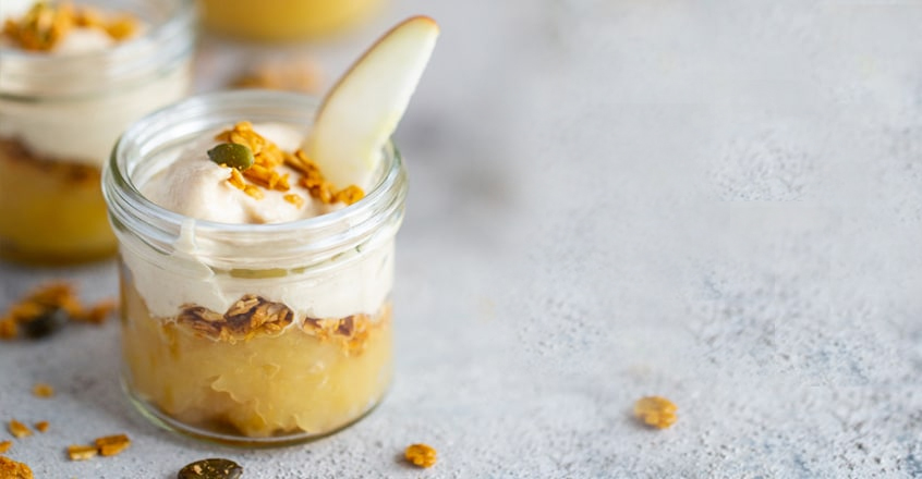 Puré de manzana y jengibre con crema de marañones y granola crujiente