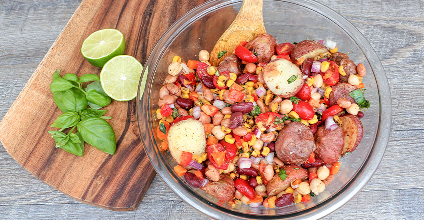 Ensalada de tres frijoles con papas asadas