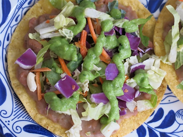 Tostadas de frijol pinto con salsa de aguacate