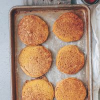 Healthy Pumpkin Spice Pancakes