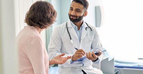 ¿Qué pasaría si a los médicos se les pagara por mantener a la gente saludable?