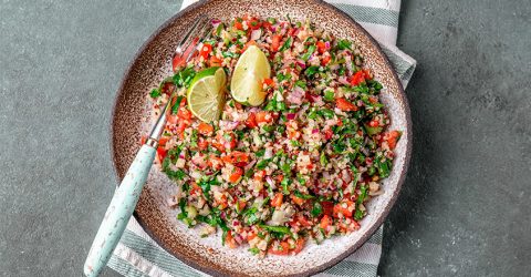 Tabulé de quinoa con hojas de zanahoria