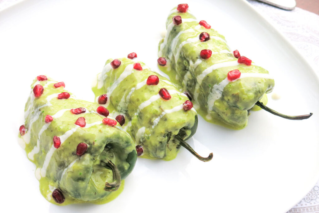 Arbolitos de Navidad de chile poblano relleno - Centro de Estudios en  Nutrición